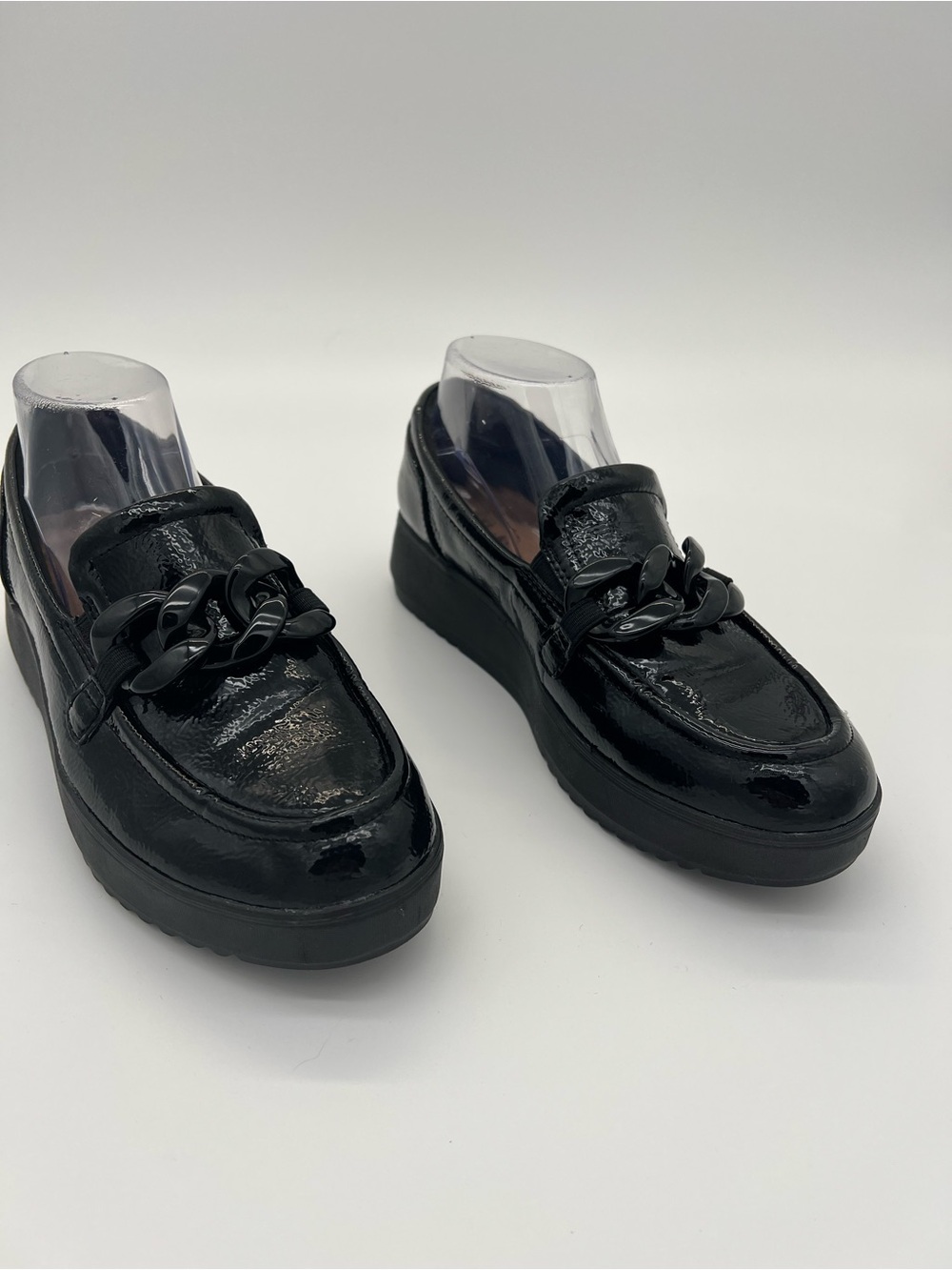 Clarks Women’s Black Patent Chain Loafers size 8.5 - Picture 2 of 9
